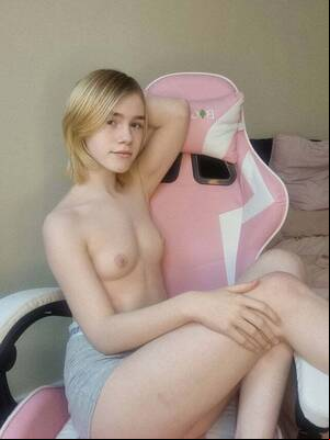 Nerdy Porn Women Short Hair - Nerdy Pale Gamer Girl Nude - Short Hair | MOTHERLESS.COM â„¢