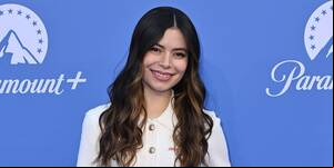Miranda Cosgrove Porn Dp - Miranda Cosgrove Looks Unrecognizable in New iCarly On-Set Pic